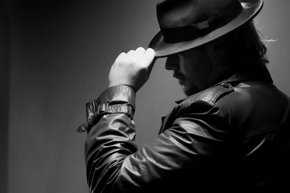 DISCRIÇÃO NO TRABALHO DE UM DETETIVE PARTICULAR