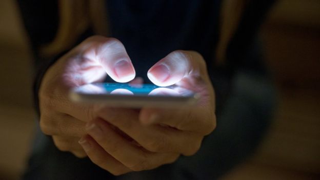 Namorado trocando mensagens com outra mulher