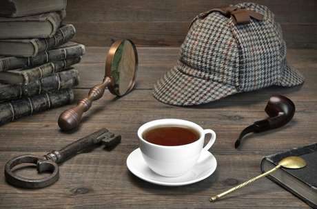 Como devo me comportar após contratar um detetive particular?