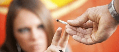 Como o detetive investiga os adolescentes?