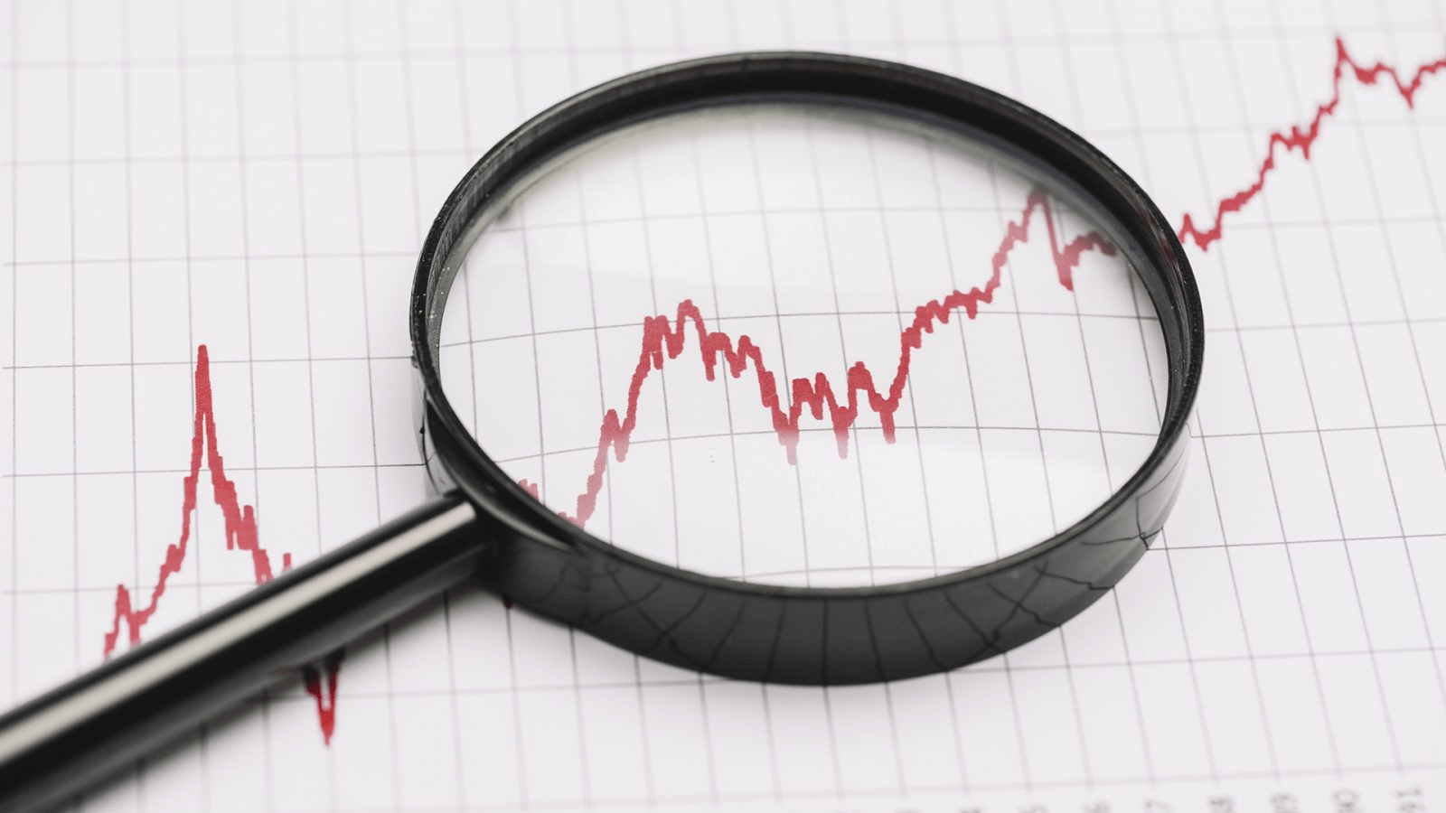 Quais são as funções do detetive particular em uma investigação empresarial?