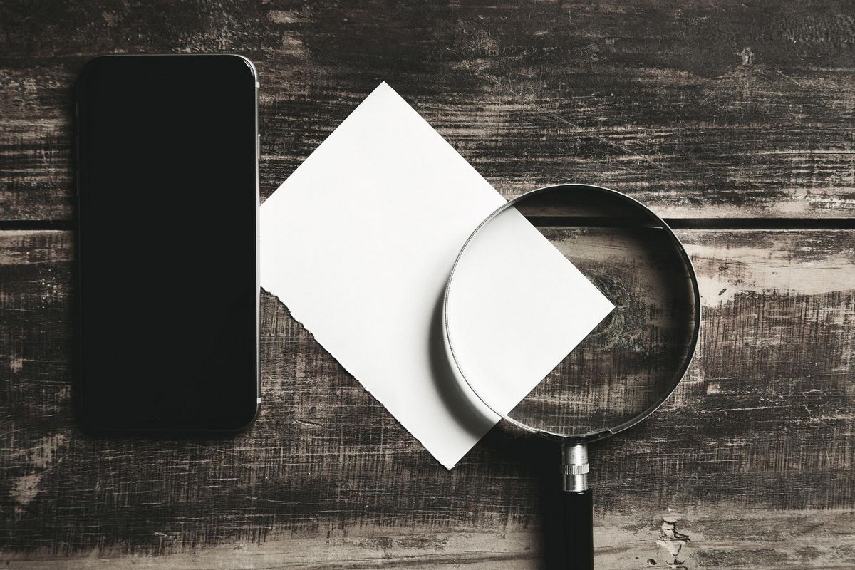 Qual o papel do detetive particular em um relacionamento virtual?